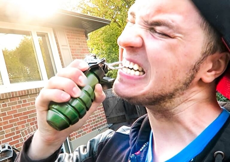 【超！閲覧注意】YouTuber「手榴弾を分解してみた！」⇒ 末路・・・（衝撃画像）
