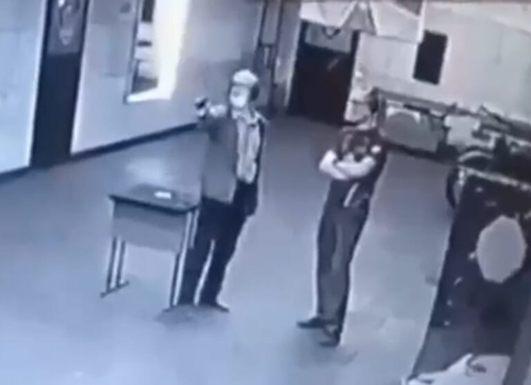 【閲覧注意】”末期がん” の男性がロシアの射撃場に遊びに来たと思ったら・・・