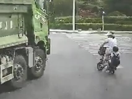 【閲覧注意】このチャリンコ母娘事故、エグスギだろ・・・（動画あり）