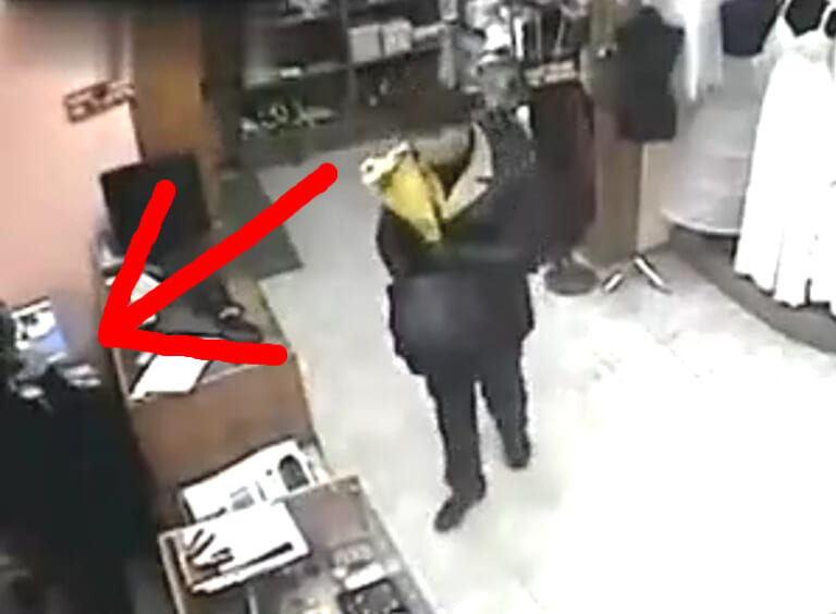 【閲覧注意】花束を持って女性に近付く紳士。ただし彼は ”プロの殺し屋” だった…（動画）