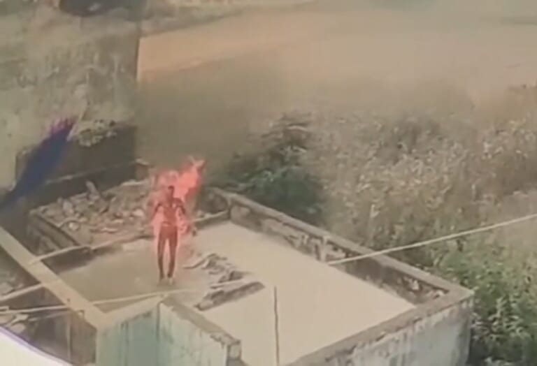 【閲覧注意】伝説の動画。家が突然爆発し全身火だるま ⇒ そのまま50m落下した住人