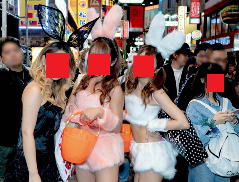 【動画】ハロウィンで街中にいた美女4人、お持ち帰りされハメ撮り晒されるｗｗｗ