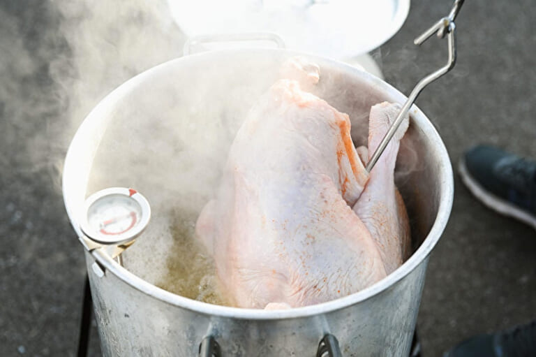 【恐怖】全米で話題の、冷凍の「七面鳥」を油で揚げてはいけない理由。ヤバすぎ