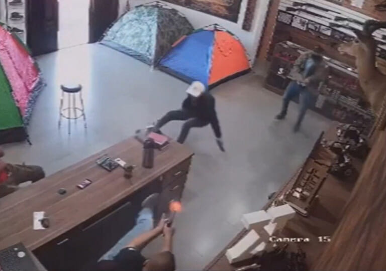 【閲覧注意】武器屋の店員、銃を持った強盗を3秒で殺してしまう（動画あり）