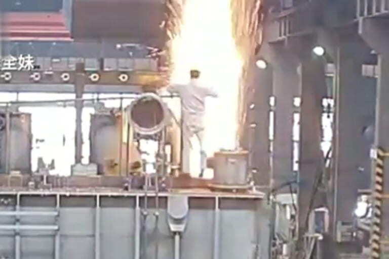 【即死映像】工場作業員、火を使っちゃいけない場所で火を点けた瞬間…！