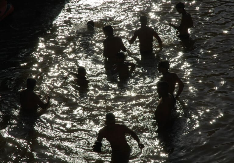 【閲覧注意】”石油の泉” に群がった泥棒103人が死亡。現場がヤバすぎる