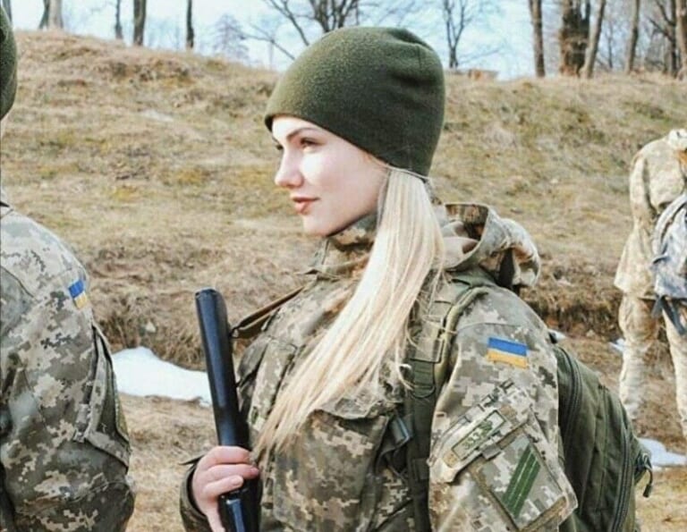 【閲覧注意】ウクライナの女性兵士、また戦場でこうなって発見される…（画像あり）