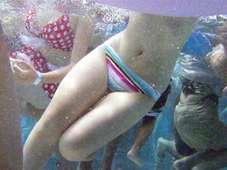 【動画あり】プールで遊んでる女子、オーガズムを迎えてしまうｗｗｗｗｗｗ
