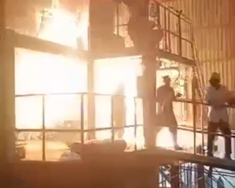 【衝撃映像】工場作業員さん、1300℃の溶融金属が爆発し、一瞬で・・・