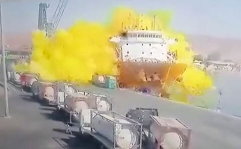 【速報】港で有毒ガスが噴出、262人が死傷。その瞬間の動画がヤバすぎる