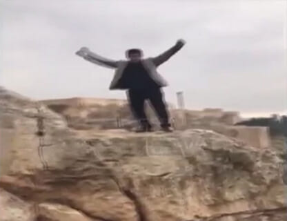 【衝撃映像】崖の上で動画撮影中の男 ⇒ 今からヤバい事が起こります・・・・・
