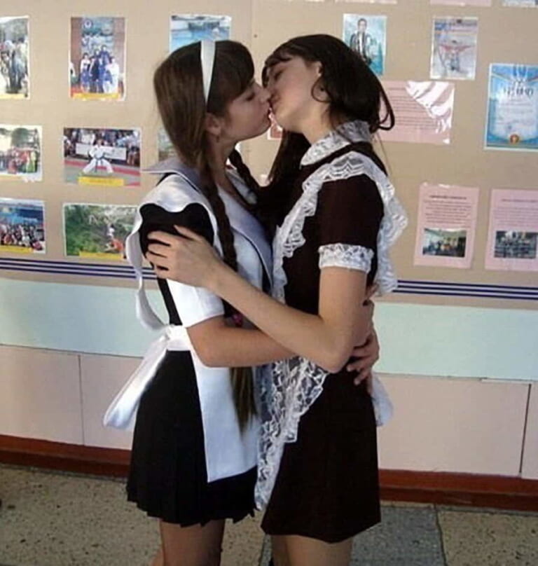 【エロすぎ】ロシアの女子高生の授業中の画像ww ポッカキット