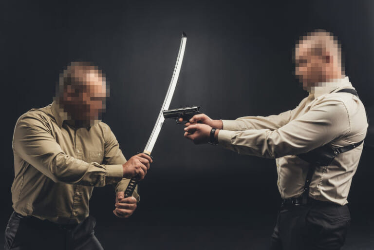 【閲覧注意】海外で「日本刀」VS「銃」所持者の殺し合いが発生 ⇒ 勝ったのは…（動画）