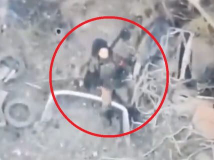 【閲覧注意】「助けてくれ」命乞いをするウクライナ兵に、ロシア兵がやった事がこちらです…（動画）