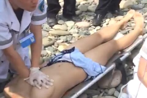 【閲覧注意】川で溺れた少女への心臓マッサージ。その姿に興奮する男達が続出した動画