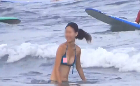 【動画あり】海水浴場の人妻、乳首ポロリしてるのに気付かずドエロい事に…