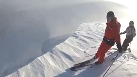【衝撃映像】標高3000mの山で雪崩に巻き込まれ死亡するスキーヤーの動画、クッソ怖い…