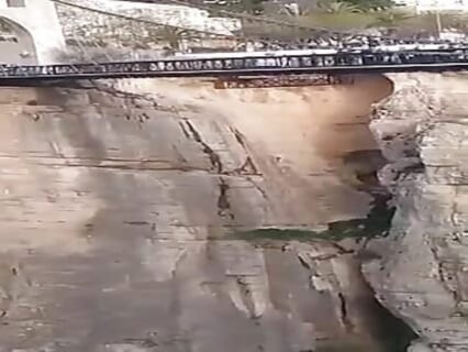【閲覧注意】高さ175mの吊り橋から人間が落下し続ける…という怖すぎる映像