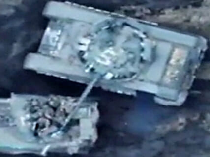 【衝撃映像】ロシア軍の戦車、ウクライナ兵をとんでもない殺し方する