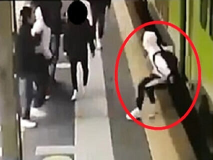 【衝撃映像】ヤンキー高校生、動いてる電車に同級生を突き落とし重傷を負わせる