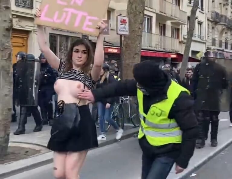 【動画】おっぱい丸出しで街歩いてた巨乳フェミニスト、男におっぱい触られた結果ｗｗｗｗ