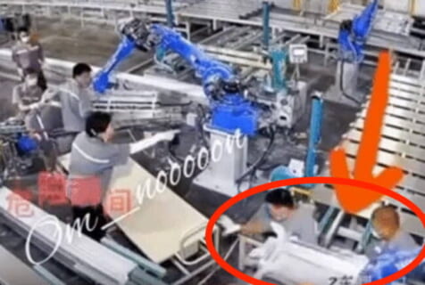 【閲覧注意】とんでもない工場事故。作業員1人を助けてる間に2人死ぬ…（動画あり）
