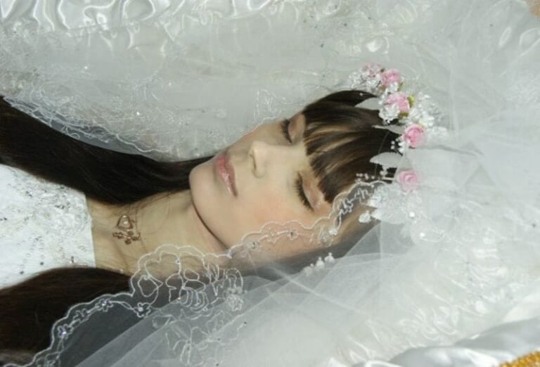 【閲覧注意】美しい女性が墓に埋められた → その夜、女性とセ○クスしたかった男達が墓に集まってきて…（画像）