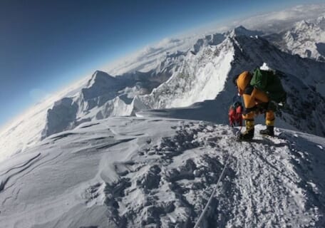 【衝撃映像】登山家「エベレスト山の頂上で、見てはいけないものを見てしまった…」⇒ パシャ
