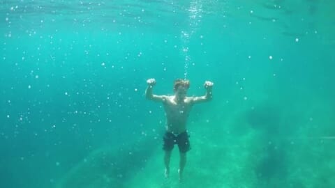 【閲覧注意】溺死する人間を ”水中” で撮影した唯一の映像、ヤバすぎる