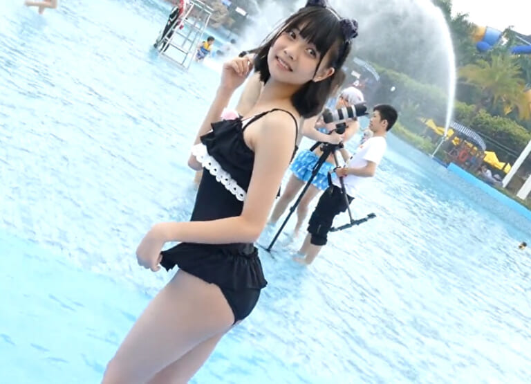 【無修正動画】プールに来た女子、マン○がハミ出てる事に気付いてない…