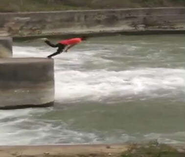【閲覧注意】TikTokerが川に飛び込む ⇒ 溺死より恐ろしい死に方をしてしまう…（動画あり）