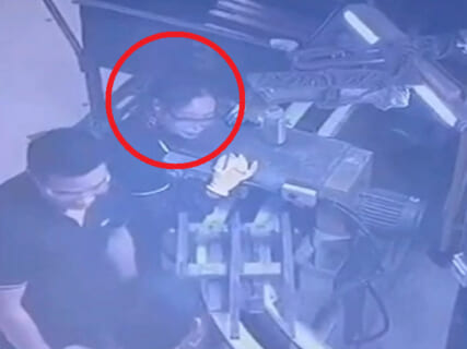 【閲覧注意】工場作業員の女性、アホすぎる行動で重傷を負ってしまう・・・（動画あり）