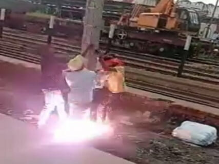 【閲覧注意】線路を工事中の作業員、今からヤバい事が起こり2人が即死・・・（動画あり）