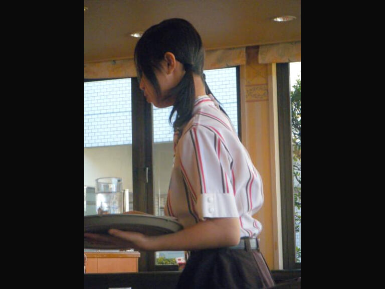 【閲覧注意】明らかに様子がおかしいファミレスの女店員の動画、闇が深すぎると話題に…