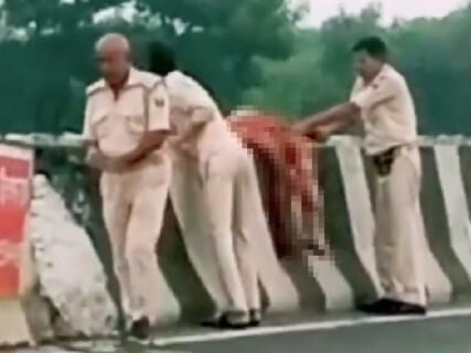 【閲覧注意】インド警察「この事故被害者どうせ死ぬだろ…ガンジス川に投げ込むぞ！」
