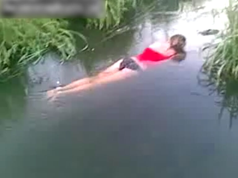 【閲覧注意】伝説の動画。水深10cmの川で ”溺死” した女性、その原因がコチラ・・・