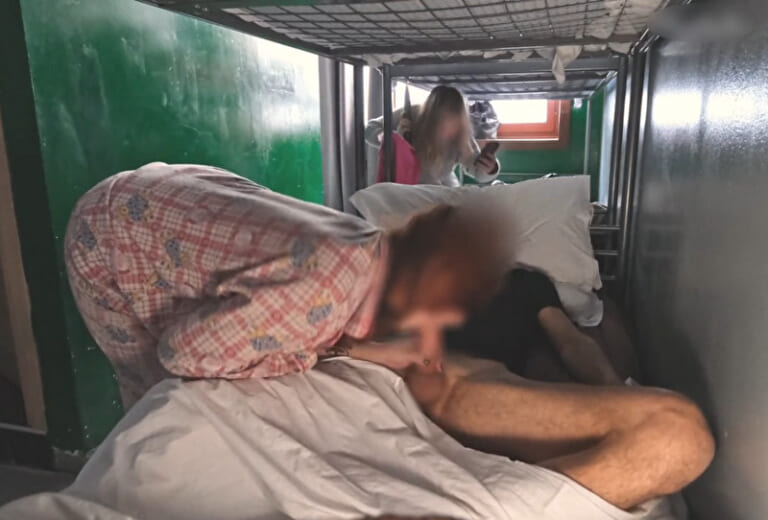 【エロ動画】バックパッカー、女の子２人と相部屋になった結果ｗｗｗｗｗｗ