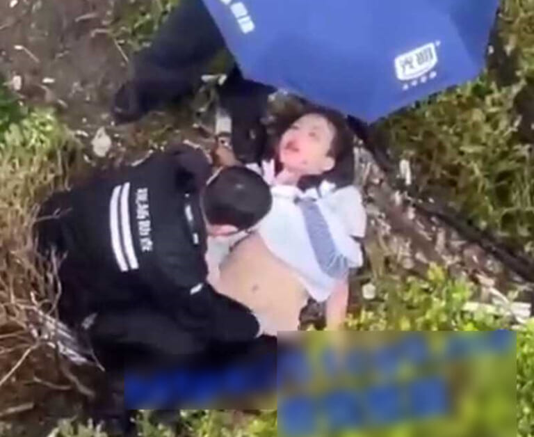 【閲覧注意】飛び降り自殺したJKさん、まだ死んでないのに脱がされ始める…（動画あり）