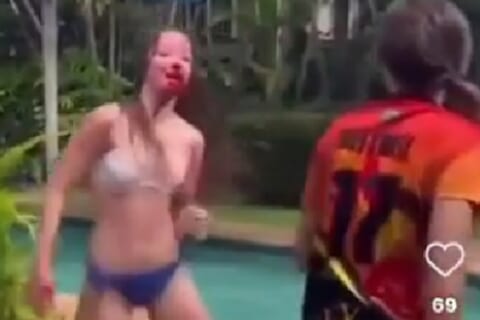 【閲覧注意】プールでビキニ女子が顔面骨折するまでボコボコにされる動画って珍しいよな・・・