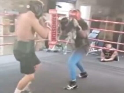【超絶悲報】女子プロボクサー、素人男ボクサーに2秒で失神させられ話題に…（動画あり）