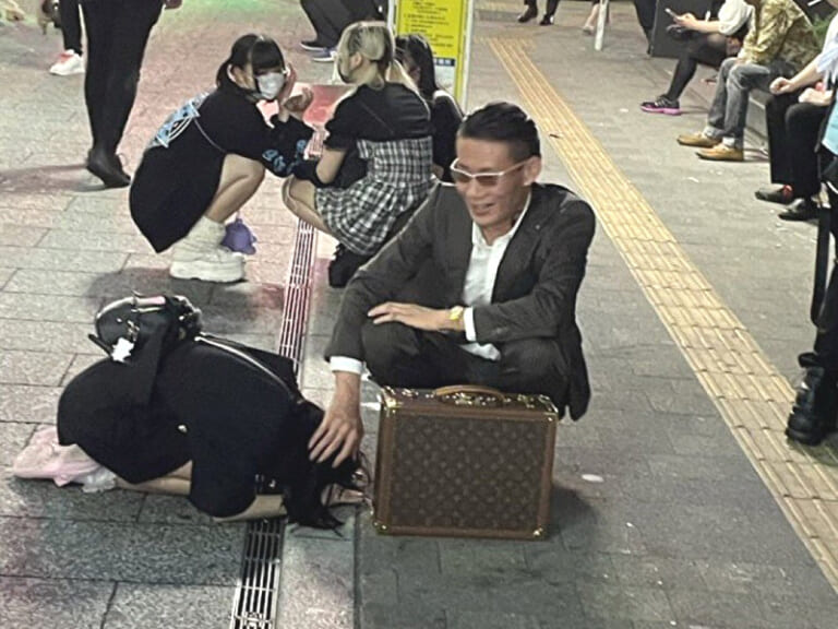 トー横、小6女子とおじさんの写真、おっぱい・乳首丸出しの女… ヤバすぎてワロタ