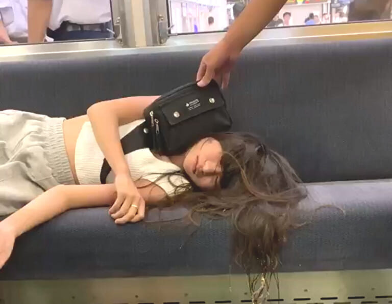 【動画あり】日本の電車でエッッッロい恰好した女の子が寝てしまった結果・・・