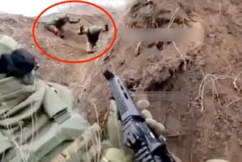 【閲覧注意】降伏したロシア兵2人をウクライナ兵が即処刑→死体撃ちする動画、流出し炎上