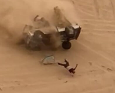 【閲覧注意】砂漠でトラックが ”砂丘” に落下した結果・・2人の死に方がヤバい・・（動画あり）