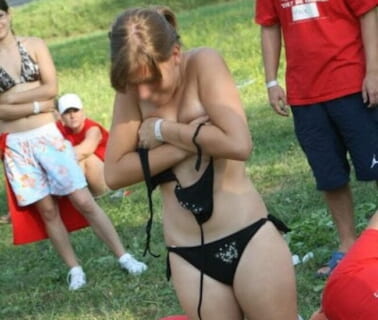 【画像】「皆の前で裸にされる」大学の女子サッカーチームの入会儀式、エロすぎるｗｗｗ