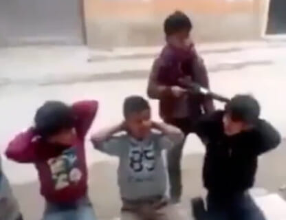 【衝撃映像】世界最強スラムの子供達の “処刑ごっこ”、リアル過ぎてヤバい・・・