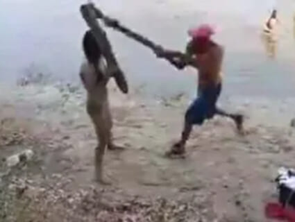 【衝撃映像】男に喧嘩売った女さん、丸太で殴られ、川に投げられ逝く・・・