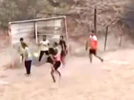 【衝撃映像】サッカーの試合中に選手が崖から落ちて死亡・・・ヤバすぎだろ・・・