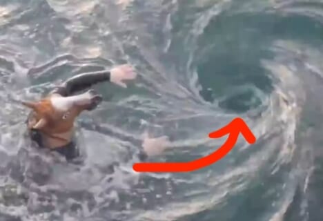 【衝撃映像】YouTuberが海で “死の渦” に飲み込まれ溺死する動画、クッソ怖い…