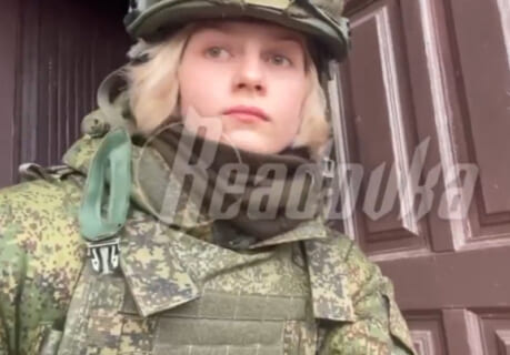 【衝撃映像】ロシアの美女兵士、ウクライナの戦場で自撮りしてたらヤバい事される・・・